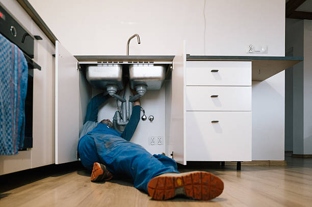 Professional Emergency Plumber technician working in Saint Albans, NY